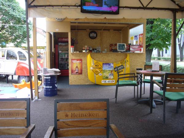 Letní terasa před Pizzza Pasta Café Garage